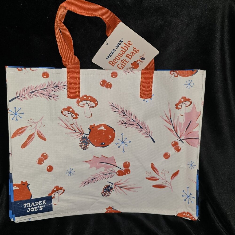 Trader Joes Christmas Reusable Holiday Gift Bag NEW White